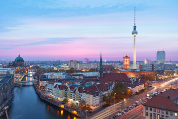Obraz premium Berlin nocą z wieżą telewizyjną i Alexanderplatz