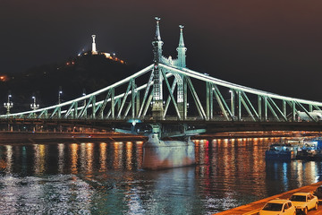 Fototapeta na wymiar Ponte e Macchine A Budapest