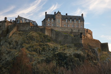 Fototapeta na wymiar Zamek w Edynburgu, Szkocja, na szczycie skalistego wzgórza, widok z dołu