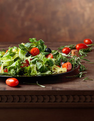 Vegetable salad with tomatoes and black olives .