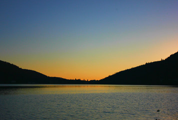 coucher de soleil sur le lac de gerardmer avec de belles couleurs