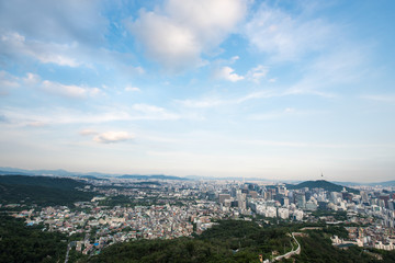Fototapeta na wymiar 인왕산에서 바라본 서울시내
