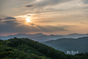 빛내림이 있는 산속의 아파트