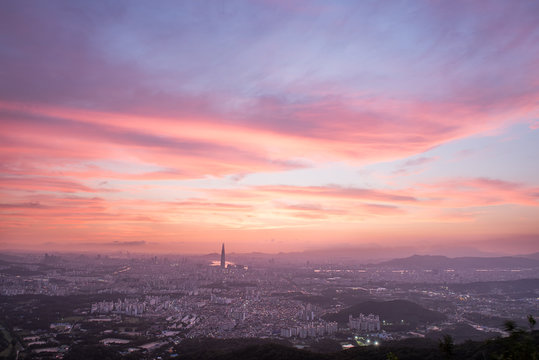 남한산성에서 바라본 불타는 듯한 하늘의 서울 야경
