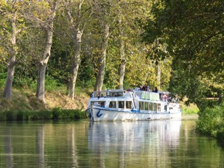 Tourisme fluvial en péniche sur le Canal du Midi (France) - obrazy, fototapety, plakaty