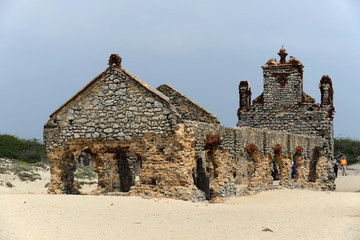 Fototapeta na wymiar Zerfallene Kirche der Engländer, Strand bei Adam´s Bridge, Rameswaram Island, Tamil Nadu, Südindien, Indien, Asien