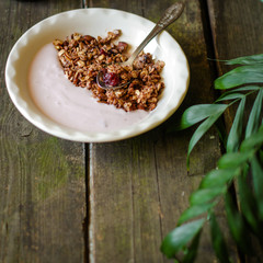 granola with yoghurt