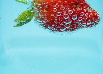 Maden suyu içinde çilek