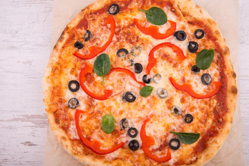 Vegetable red pepper and black olives spinach pizza