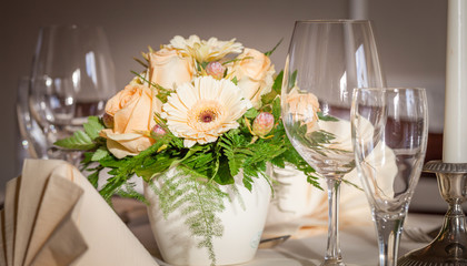 Festliches Tisch-Arrangement mit Gläser und Servierten und Blumen - Sepia mit Vignette