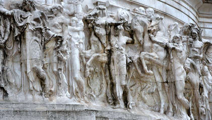Naklejka premium Relief mit Menschen und Pferden an der Fassade des Vittorio Emanuele