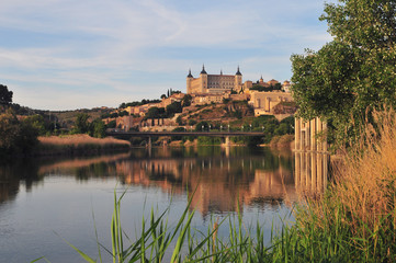 Fototapeta premium Reflets de l'Alcazar de Tolède dans le Tage