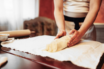 Obraz na płótnie Canvas Chef prepares classic apple strudel for baking