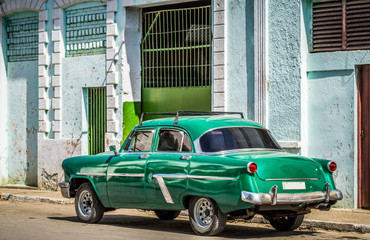 HDR - Amerikanischer grüner Oldtimer parkt auf der Strasse in Havanna Kuba- Serie Kuba Reportage