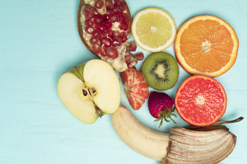 Mavi ahşap üstünde renkli meyveler