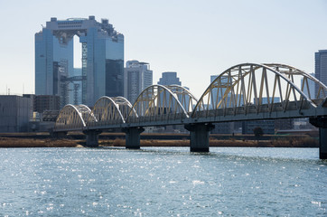 大阪のビジネス街とアーチ橋