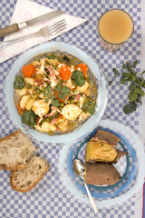 Traditional green peas with egg