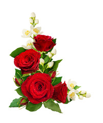 Fototapeta premium Narożna kompozycja z czerwonymi kwiatami róży i jaśminem