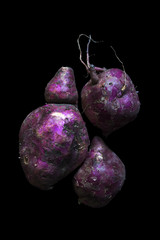 Tres batatas ( patatas ) sobre fondo negro