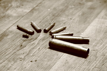 Bossoli di calibro differente in bianco e nero