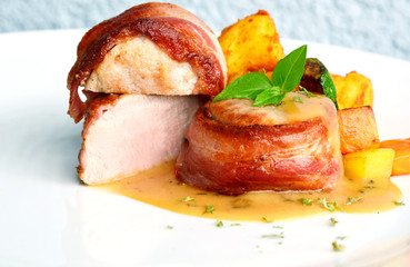 Tenderloin around with Bacon  gravy sauce and croquettes,vegetable