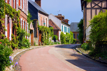 vielle rue du village de gerberoy en picardie