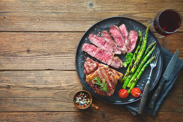 Roasted rib eye steak with green asparagus and wine