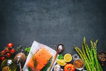 Crédence de cuisine en verre imprimé Poisson Fresh salmon fillet with aromatic herbs, spices and vegetables