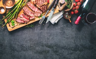 Cercles muraux Grill / Barbecue Steak de faux-filet rôti aux asperges vertes et au vin