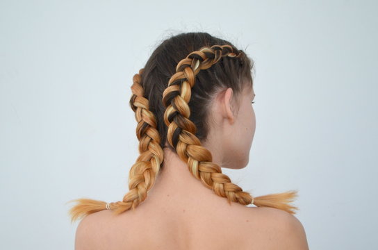 Девочка-подросток с современными косами,  волос канекалон натурального цвета. Молодая девушка