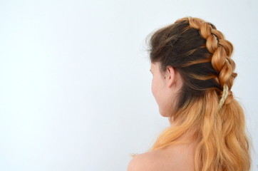 Naklejka premium Девочка-подросток с современными косами, волос канекалон натурального цвета. Молодая девушка