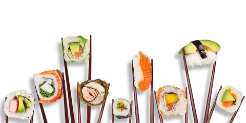 Abwaschbare Fototapete Sushi-bar Traditionelle japanische Sushi-Stücke zwischen Stäbchen, getrennt auf weißem Hintergrund.