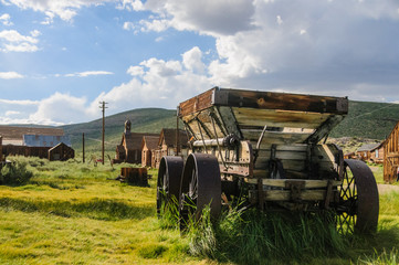 Naklejka premium Old abandoned wagon in an American Ghost Town