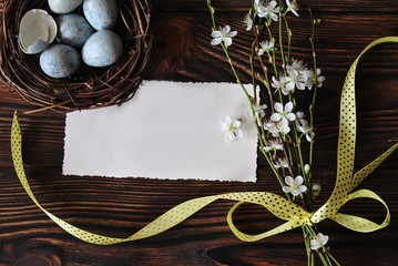 Wielkanocne dekoracje na rustykalnym tle