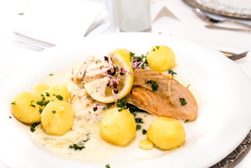 Zanderfilet mit Blattspinat und Petersilienkartoffeln