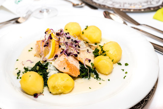 Zanderfilet mit Blattspinat und Petersilienkartoffeln