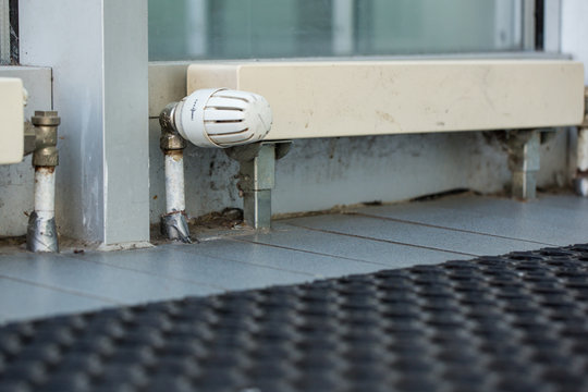 Heizk&ouml;rper winzig mit Thermostat