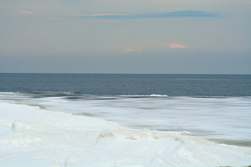 Obraz premium Wintry landscape in Estonia at the Baltic Sea