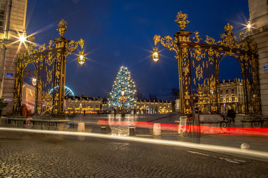 La place Stanislas de Nancy, class&eacute;e &agrave; l'Unesco, et son sapin illumin&eacute; pour No&euml;l et les f&ecirc;tes de fin d'ann&eacute;e