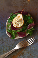 Birne mit Gorgonzola und Nüssen auf Feldsalat und rotem Mangold mit Honigdressing