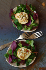 Birne mit Gorgonzola und Nüssen auf Feldsalat und rotem Mangold mit Honigdressing