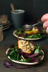 Fototapete Vorspeise Birne mit Gorgonzola und Nüssen auf Feldsalat und rotem Mangold mit Honigdressing