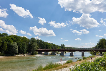 Isar-Auen unterhalb der Thalkirchener Brücke im Sommer