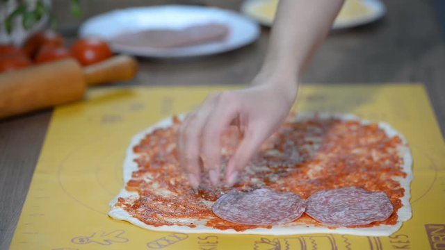 To cook pizza with salami