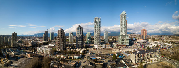 Naklejka premium Burnaby, Greater Vancouver, British Columbia, Kanada - 3 marca 2018: Widok z lotu ptaka na centrum handlowe Brentwood i budynki mieszkalne.