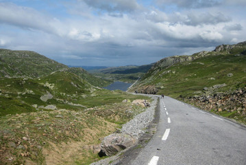 Norwegia Południowa, okolice Anderam - rowerzyści na górskiej drodze