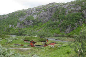 Norwegia Południowa - tradycyjne drewniane domy z dachem porośniętym trawą u podóża góry © Iwona