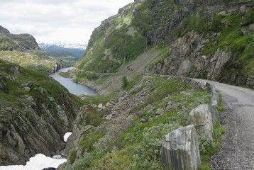 Norwegia, okolice Roldal - droga wśród gór i jezioro
