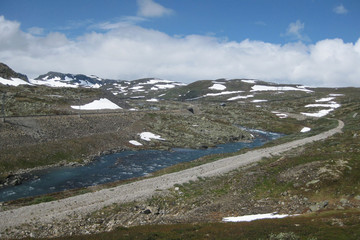 Norwegia  - tory na słynnym szlaku Rallarvegen (droga kolejowa) na płaskowyżu Hardangervidda © Iwona