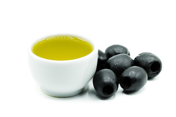 Olivenöl öl Oliven Pflanzenöl
isoliert freigestellt auf weißen Hintergrund, Freisteller
